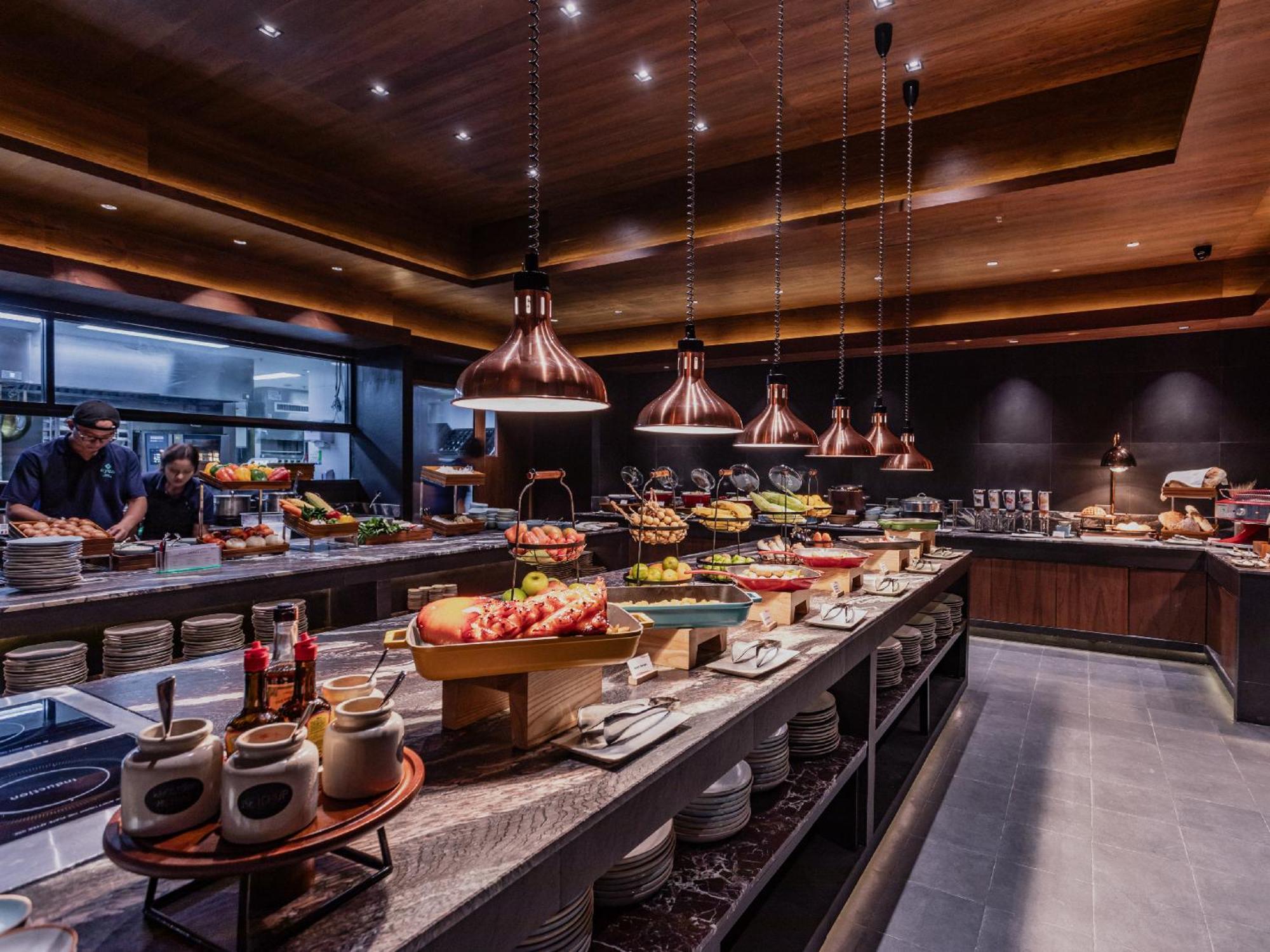 Nysa Hotel Bangkok Sukhumvit 11 Exterior photo The buffet at the restaurant