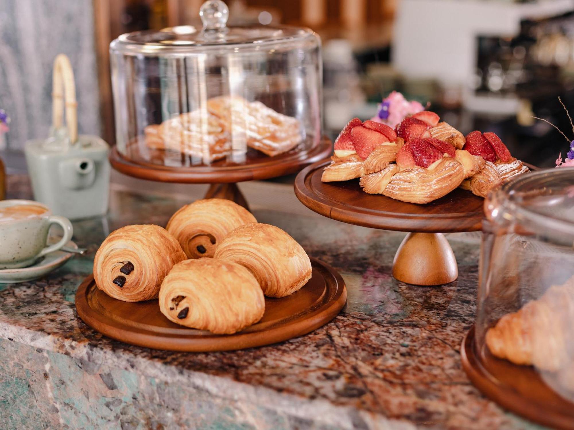 Nysa Hotel Bangkok Sukhumvit 11 Exterior photo Pastries at a café