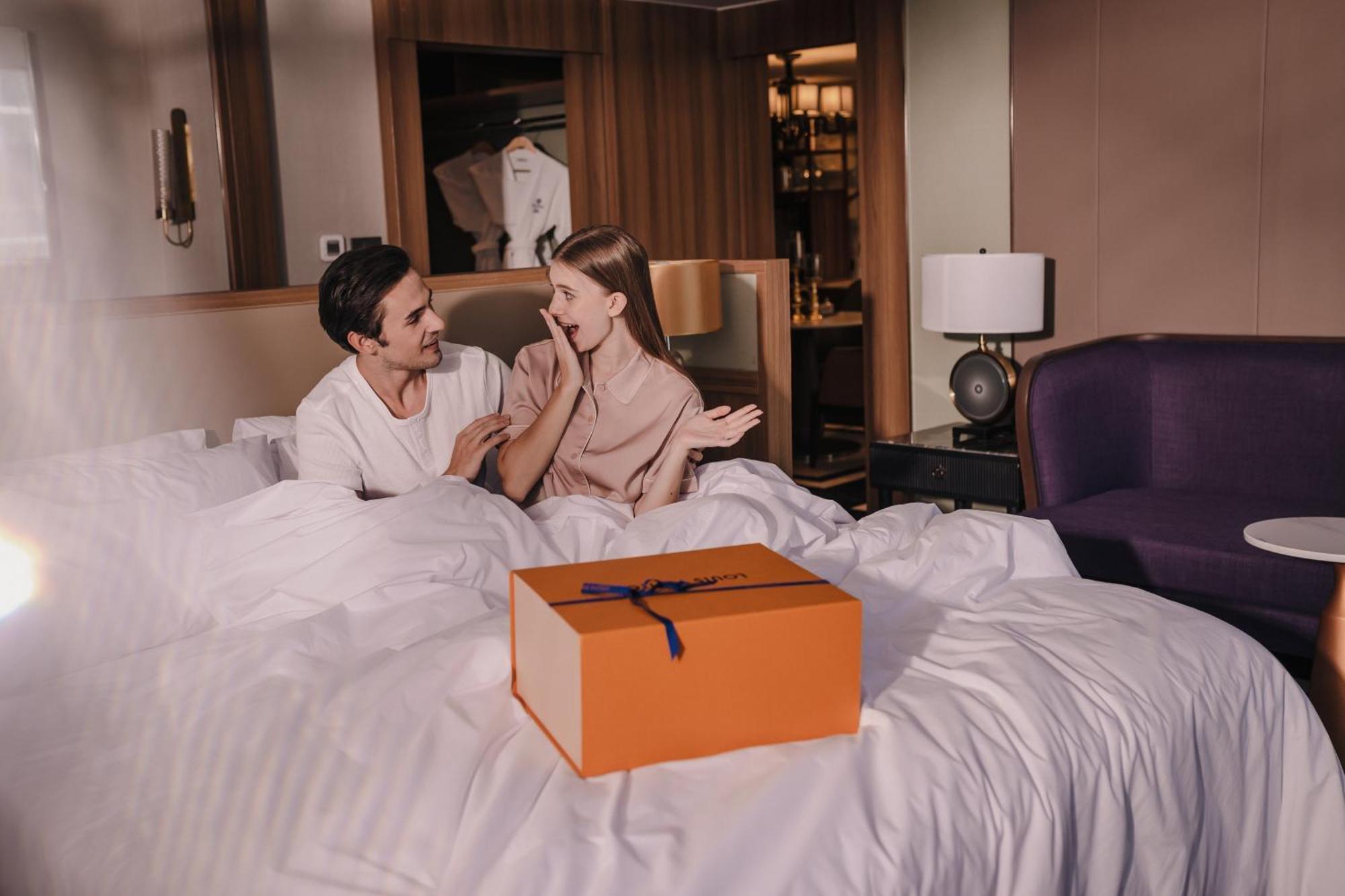 Nysa Hotel Bangkok Sukhumvit 11 Exterior photo A couple opening a present
