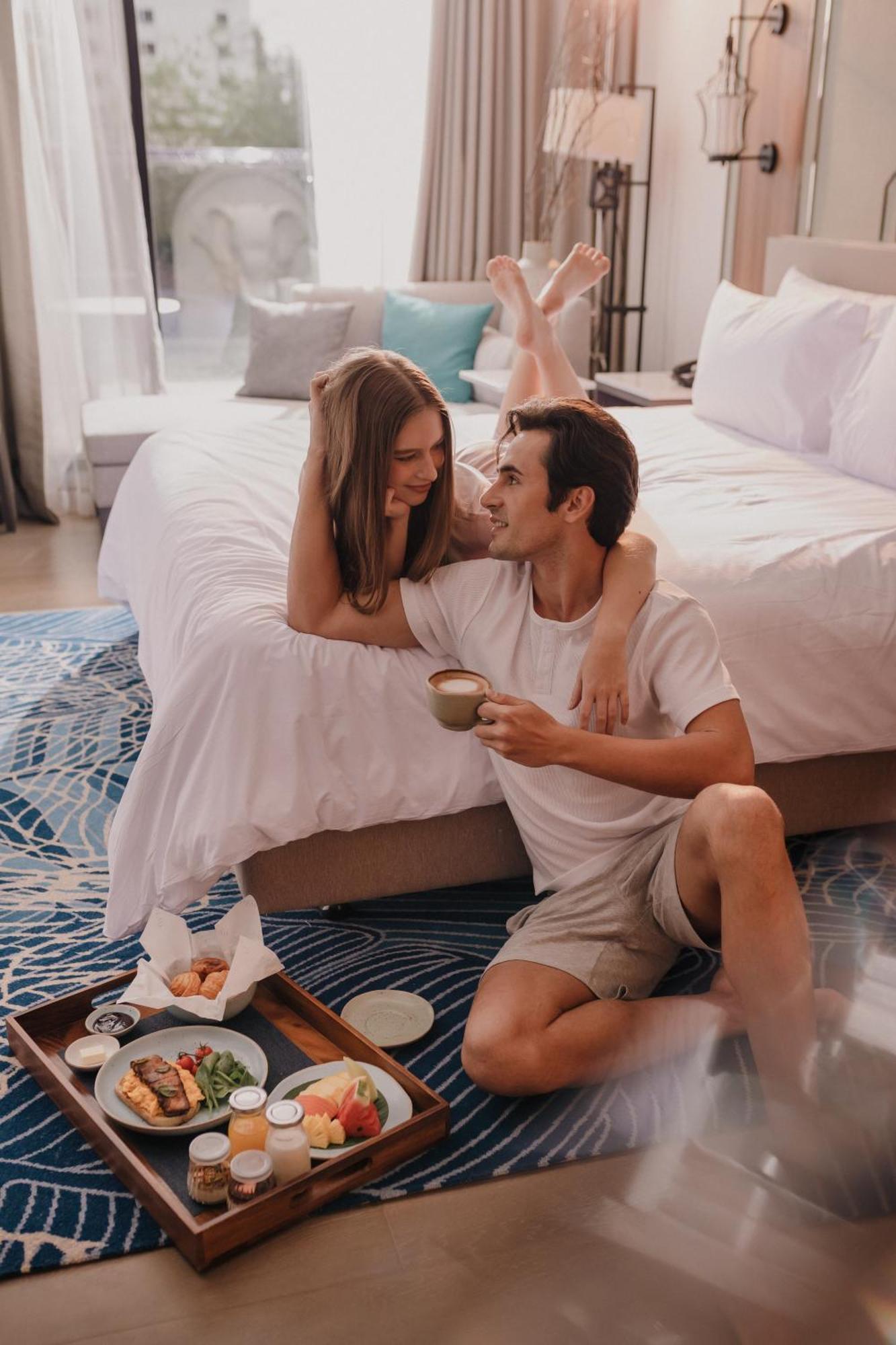 Nysa Hotel Bangkok Sukhumvit 11 Exterior photo Romantic couple in a hotel room